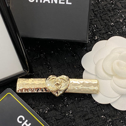 CHANEL 26S DOUBLE C LOGO HEART HAMMERED HAIR CLIP IN GOLD METAL 629930