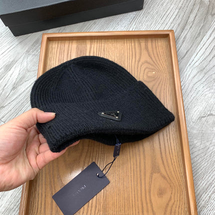 BEANIIE HAT IN BLACK WOOL 335039