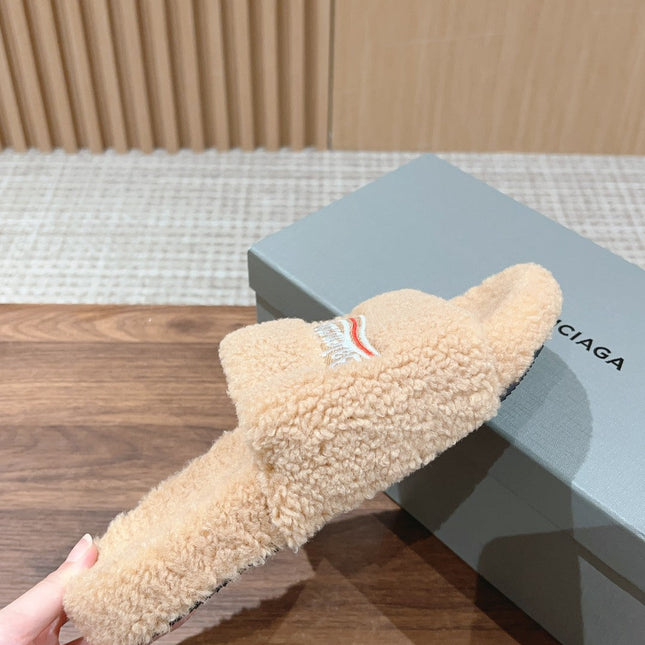 FURRY SLIDES IN BEIGE CURLY SHEARLING