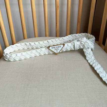 PRA TRIANGLE BELT IN WHITE BRAIDED LEATHER WITH ENAMEL LOGO BUCKLE
