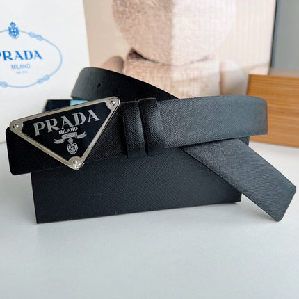 PRA TRIANGLE BELT IN BLACK SAFFIANO LEATHER WITH ENAMEL LOGO BUCKLE