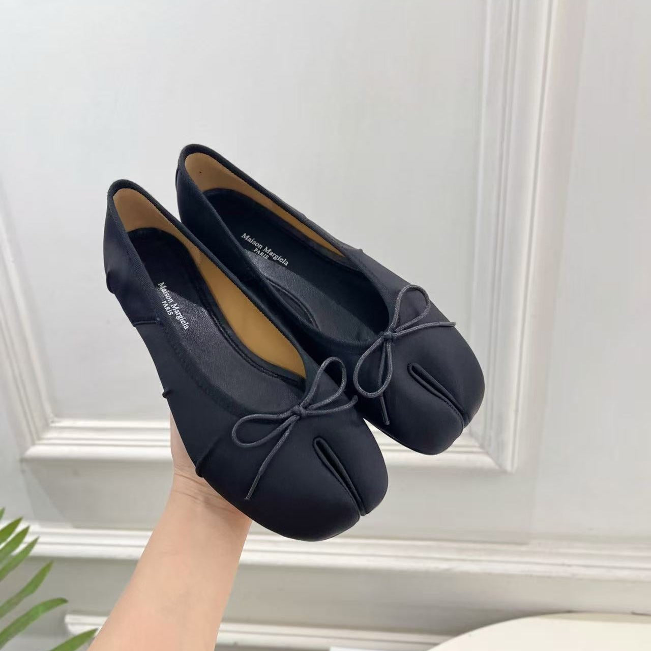 26S SPLIT-TOE BALLET FLATS IN BLACK SILK