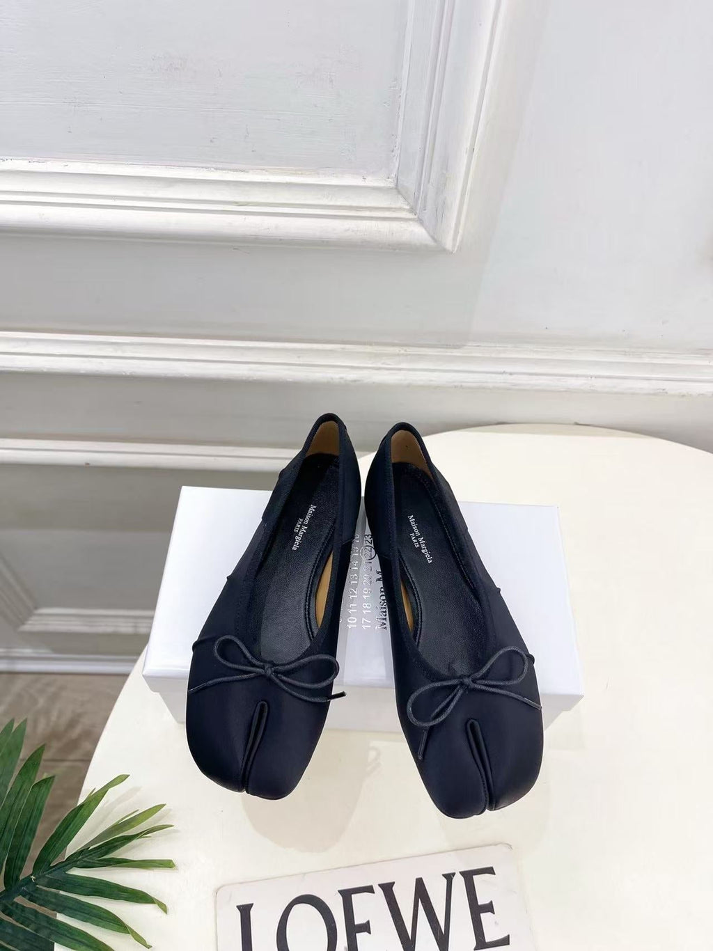 26S SPLIT-TOE BALLET FLATS IN BLACK SILK