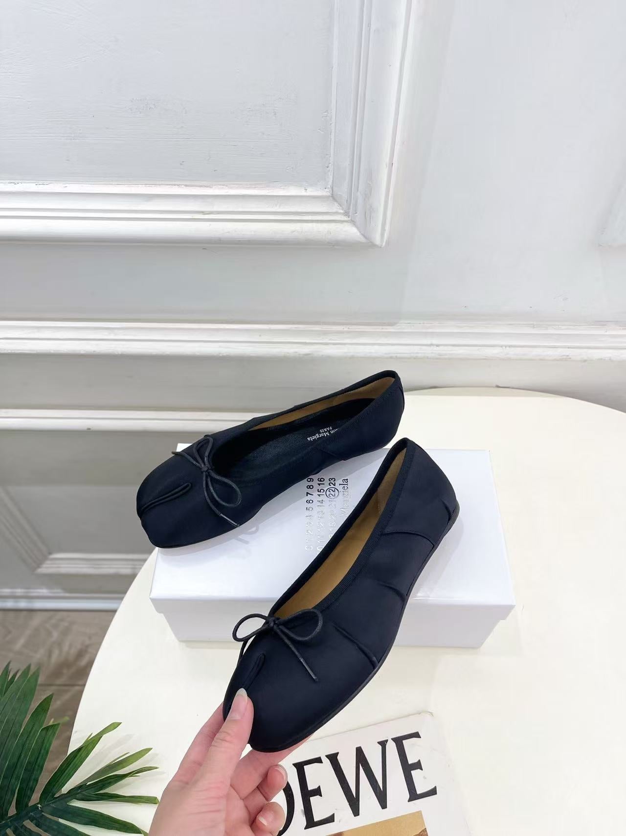 26S SPLIT-TOE BALLET FLATS IN BLACK SILK