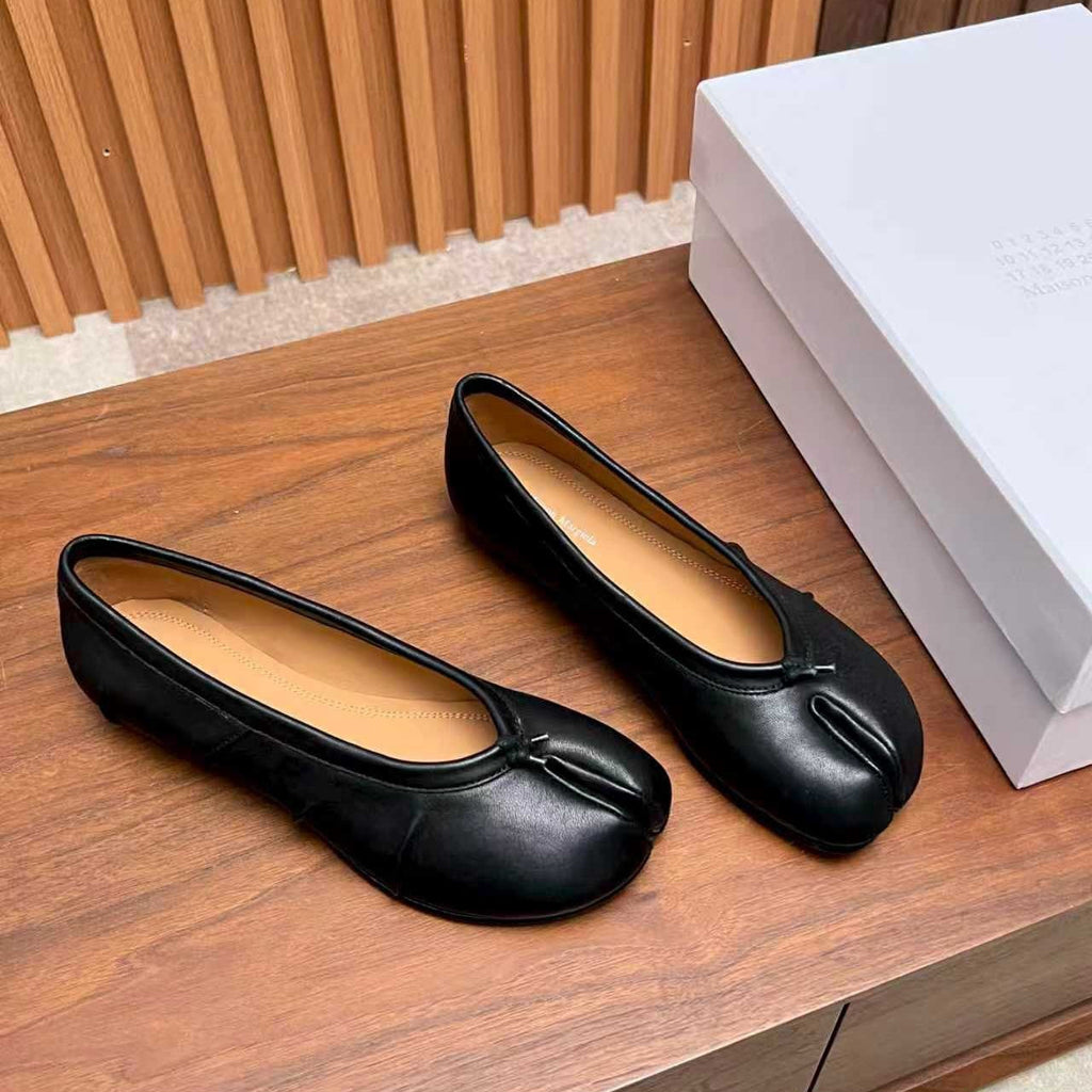 26S SPLIT-TOE BALLET FLATS IN BLACK CALFSKIN 25626