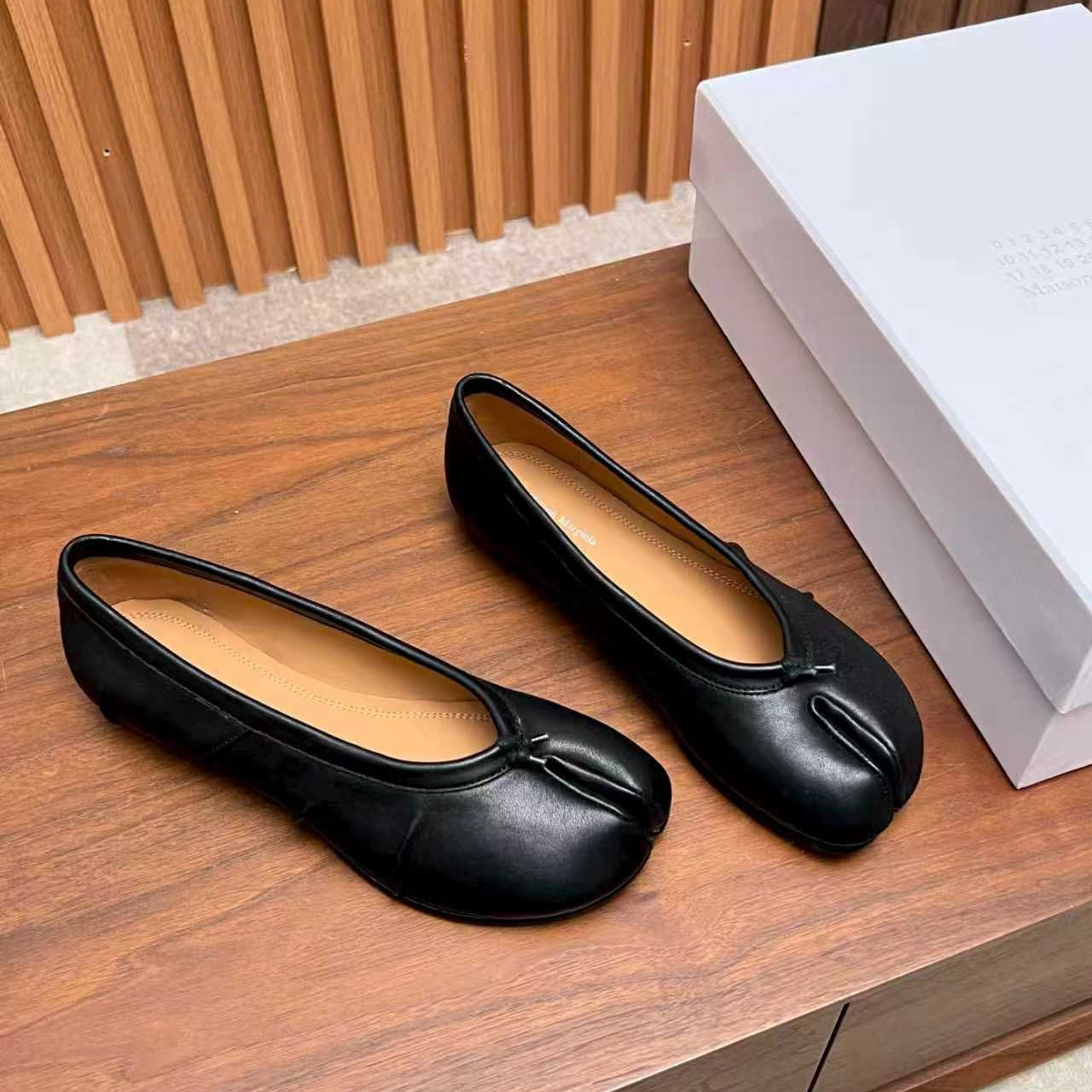 26S SPLIT-TOE BALLET FLATS IN BLACK CALFSKIN 25626