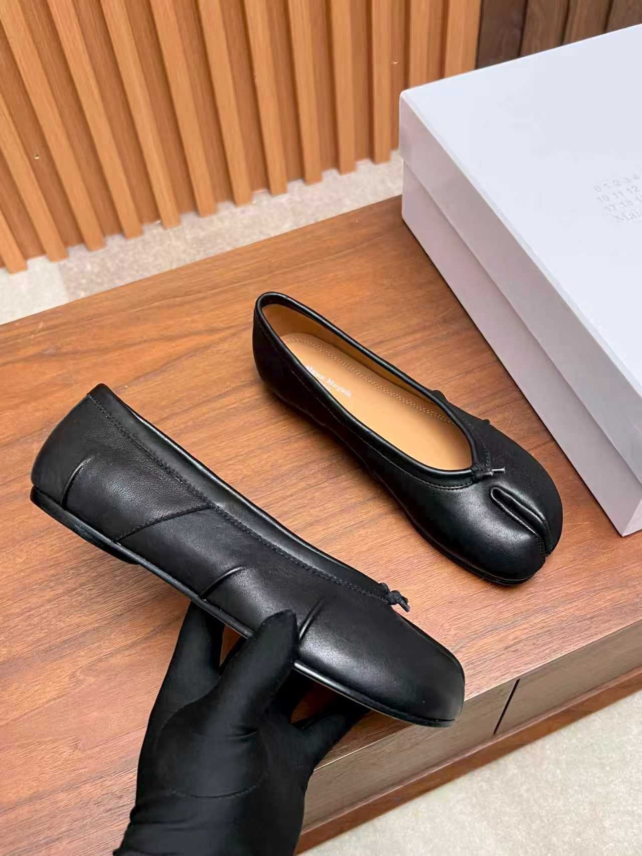26S SPLIT-TOE BALLET FLATS IN BLACK CALFSKIN 25626