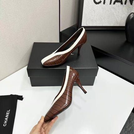 CHANEL 26S SQUARE-TOE PUMP IN BROWN CROCODILE EMBOSSED LAMBSKIN WITH WHITE TRIM