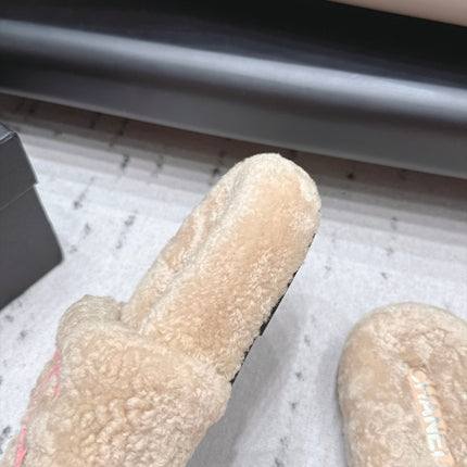 CHANEL 26S SLIDE MULES IN BEIGE SHEARLING AND PINK CC LOGO