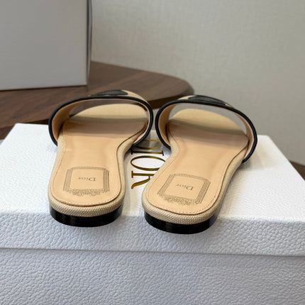 DIOR 26S D-BADGE FLAT SLIDE SANDALS IN BEIGE CANVAS AND BLACK CALFSKIN