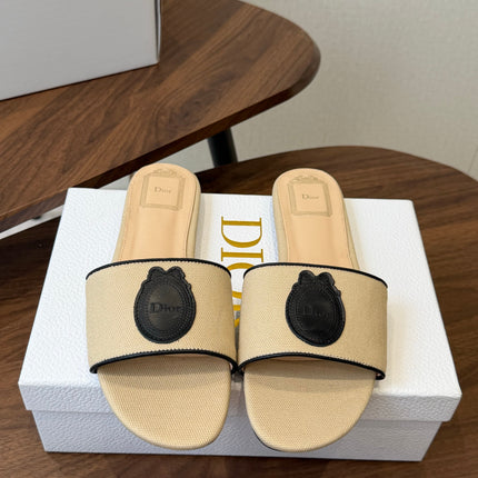 DIOR 26S D-BADGE FLAT SLIDE SANDALS IN BEIGE CANVAS AND BLACK CALFSKIN