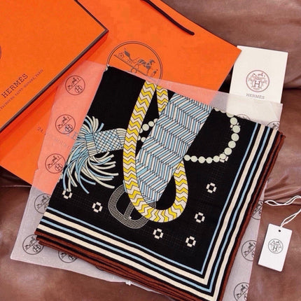 HERMES 26S PATTERNED SCARF 135 IN SILK AND CASHMERE 502435