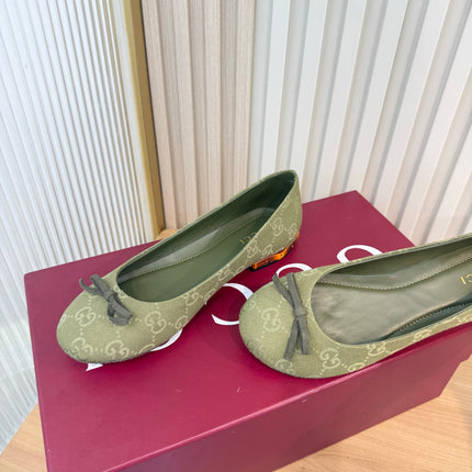 GUCCI 26S BALLET FLATS IN OLIVE GREEN GG CANVAS