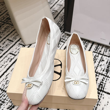 VALENTINO 26S QUILTED BALLET FLATS IN CREAM WHITE LAMBSKIN