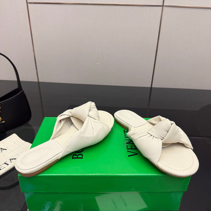 BOTTEGA VENETA 26S SLIDE SANDALS IN OFF-WHITE LAMBSKIN