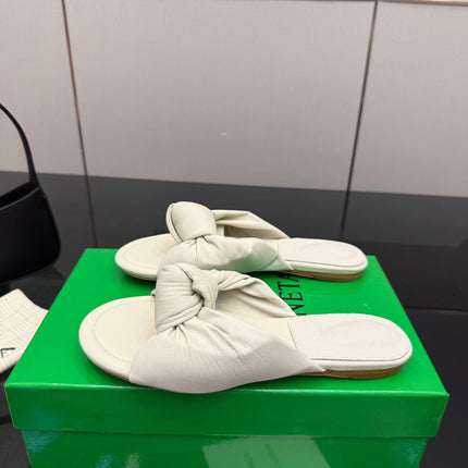 BOTTEGA VENETA 26S SLIDE SANDALS IN OFF-WHITE LAMBSKIN
