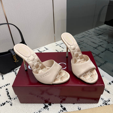 GUCCI 26S CRYSTAL-HEEL SANDALS 100 MM IN BEIGE SATIN