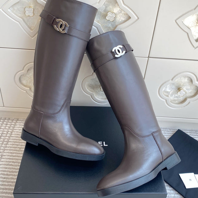 CHANEL 26S KNEE HIGH RIDING BOOTS IN BROWN CALFSKIN GOLD TONE CC LOGO BUCKLE STRAP