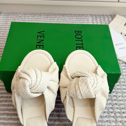 BOTTEGA VENETA 26S BOW KNOT SANDALS IN CREAM WHITE LAMBSKIN