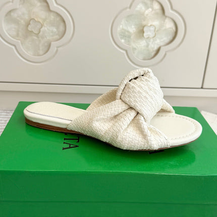 BOTTEGA VENETA 26S BOW KNOT SANDALS IN CREAM WHITE LAMBSKIN