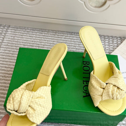 BOTTEGA VENETA 26S BOW KNOT HEEL SANDALS 90 MM IN LIGHT YELLOW LAMBSKIN