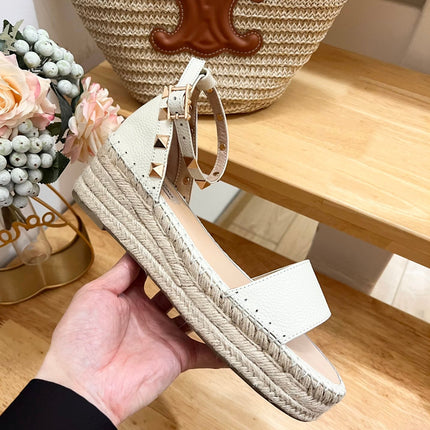 ROCKSTUD FLATFORM SANDAL IN WHITE CALFSKIN