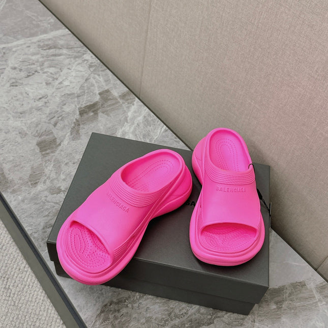 POOL CROCS SLIDE SANDAL IN BRIGHT PINK RUBBER
