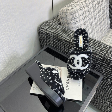 CHANEL 26S PLATFORM SLIDE SANDALS IN BLACK SHEARLING AND WHITE CC LOGO SQUARE TOE