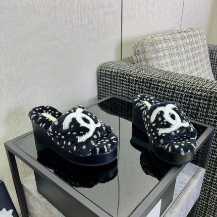 CHANEL 26S PLATFORM SLIDE SANDALS IN BLACK SHEARLING AND WHITE CC LOGO SQUARE TOE