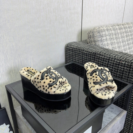 CHANEL 26S PLATFORM SLIDE SANDALS IN BEIGE SHEARLING AND BLACK CC LOGO SQUARE TOE