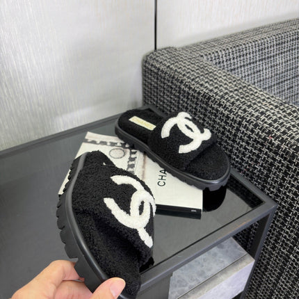 CHANEL 26S SLIDE SANDALS  IN BLACK AND WHITE SHEARLING OPEN TOE