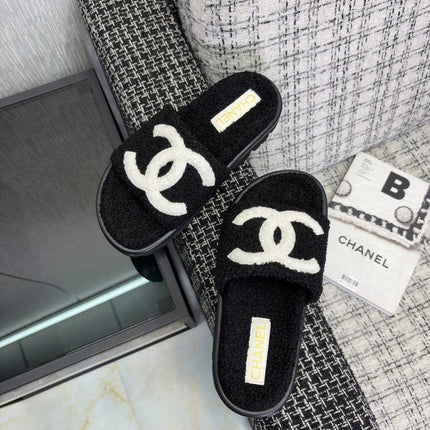CHANEL 26S SLIDE SANDALS  IN BLACK AND WHITE SHEARLING OPEN TOE