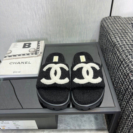 CHANEL 26S SLIDE SANDALS  IN BLACK AND WHITE SHEARLING OPEN TOE