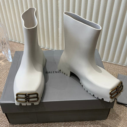 WHITE SCULPTED RUBBER BOOTS WITH GOLD MONOGRAM