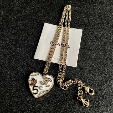 CHANEL 26S DOUBLE C LOGO NO.5 FLORAL HEART NECKLACE IN WHITE ENAMEL & GOLD METAL 630794