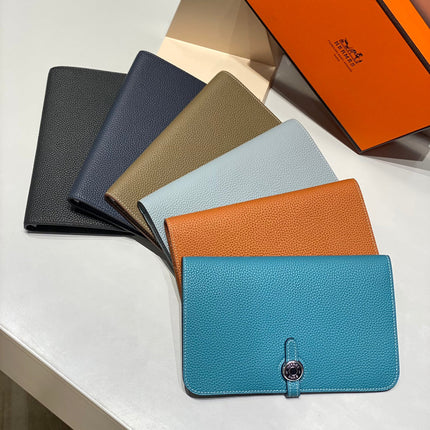 TOGO PASSPORT HOLDER 20 IN OCEAN BLUE CALFSKIN