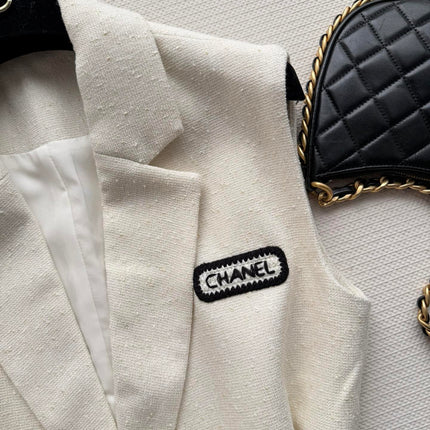 CHANEL 26S SLEEVELESS BLAZER 709