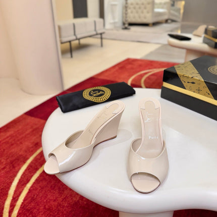 CHRISTIAN LOUBOUTIN 26S WEDGE SANDALS 85 MM IN CREAM BEIGE PATENT LEATHER