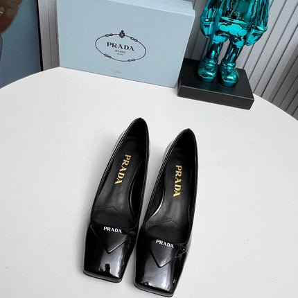 PRADA 26S SQUARE TOE PUMPS BLOCK HEEL 40MM IN BLACK PATENT CALFSKIN WITH LOGO