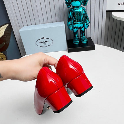 PRADA 26S SQUARE TOE PUMPS BLOCK HEEL 40MM IN RED PATENT CALFSKIN WITH LOGO