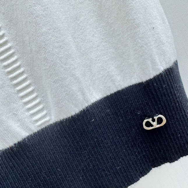 VALENTINO 26S SLEEVELESS V-NECK KNIT TOP 435