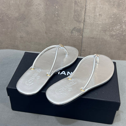 CHANEL 26S FLIP FLOPS IN SILVER CALFSKIN CC LOGO