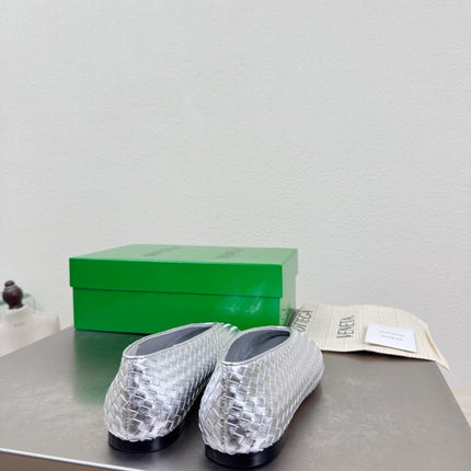BOTTEGA VENETA 26S BALLET FLATS IN SILVER WOVEN LAMBSKIN