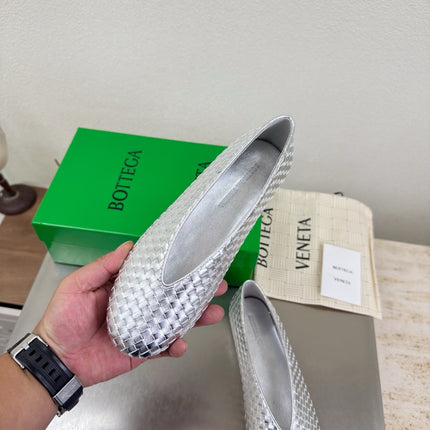 BOTTEGA VENETA 26S BALLET FLATS IN SILVER WOVEN LAMBSKIN