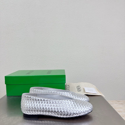 BOTTEGA VENETA 26S BALLET FLATS IN SILVER WOVEN LAMBSKIN