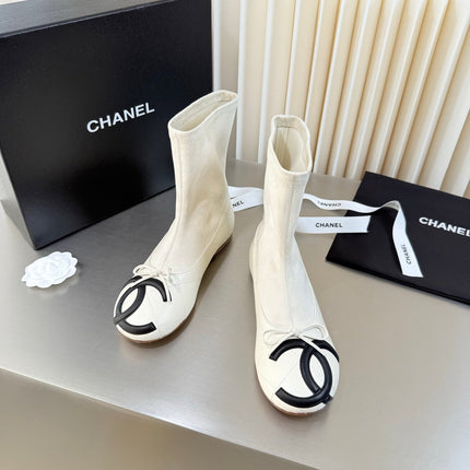 CHANEL 26S ANKLE BOOTS IN WHITE CALFSKIN AND SUEDE SQUARE TOE
