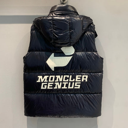 MONCLER 25S SLEEVELESS JACKET 372
