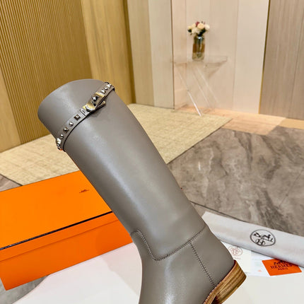 HM 25S KNEE-HIGH FLAT BOOTS IN GREY LAMBSKIN WITH SILVER HARDWARE