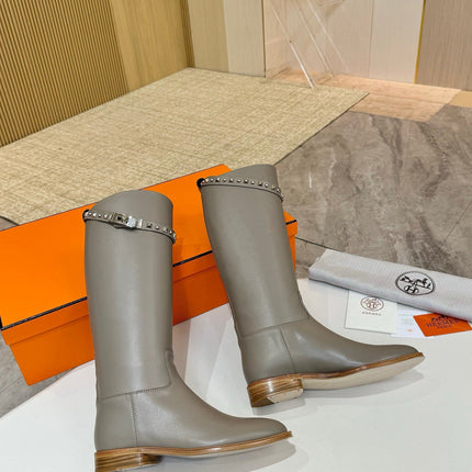 HM 25S KNEE-HIGH FLAT BOOTS IN GREY LAMBSKIN WITH SILVER HARDWARE