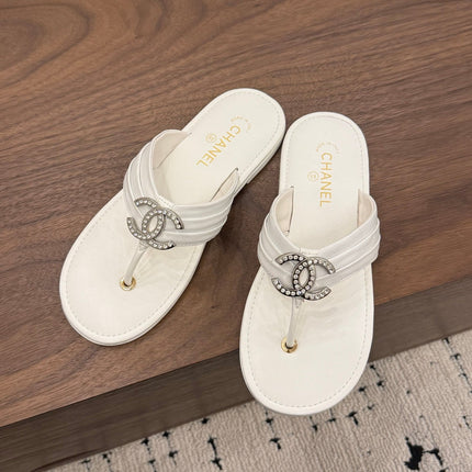 CHANEL 26S THONG SANDALS IN WHITE CALFSKIN WITH RHINESTONE CC LOGO